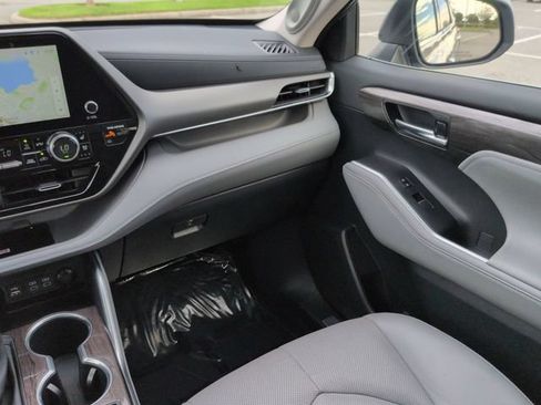 Used 2024 Toyota Highlander Limited FWD image 17