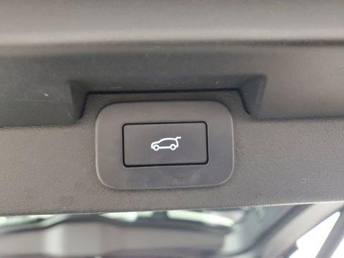Used 2023 Land Rover Discovery Metropolitan Edition AWD/4WD image 9