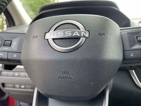 Used 2025 Nissan Rogue SV FWD image 29