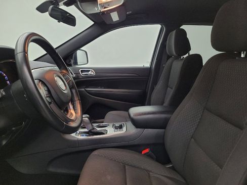 Used 2019 Jeep Grand Cherokee Laredo AWD/4WD image 17