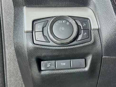 Used 2017 Ford Explorer XLT w/ Equipment Group 202A AWD/4WD image 17