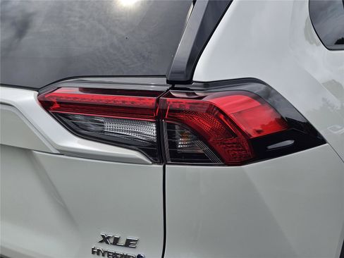 Used 2021 Toyota RAV4 XLE Premium AWD/4WD image 9