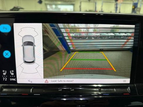 Certified 2024 Volkswagen Atlas Cross Sport SE image 17