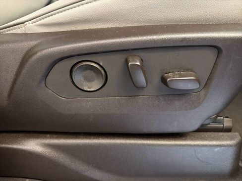 Used 2023 GMC Yukon XL SLT w/ SLT Premium Package image 30