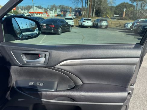 Used 2017 Toyota Highlander SE image 34