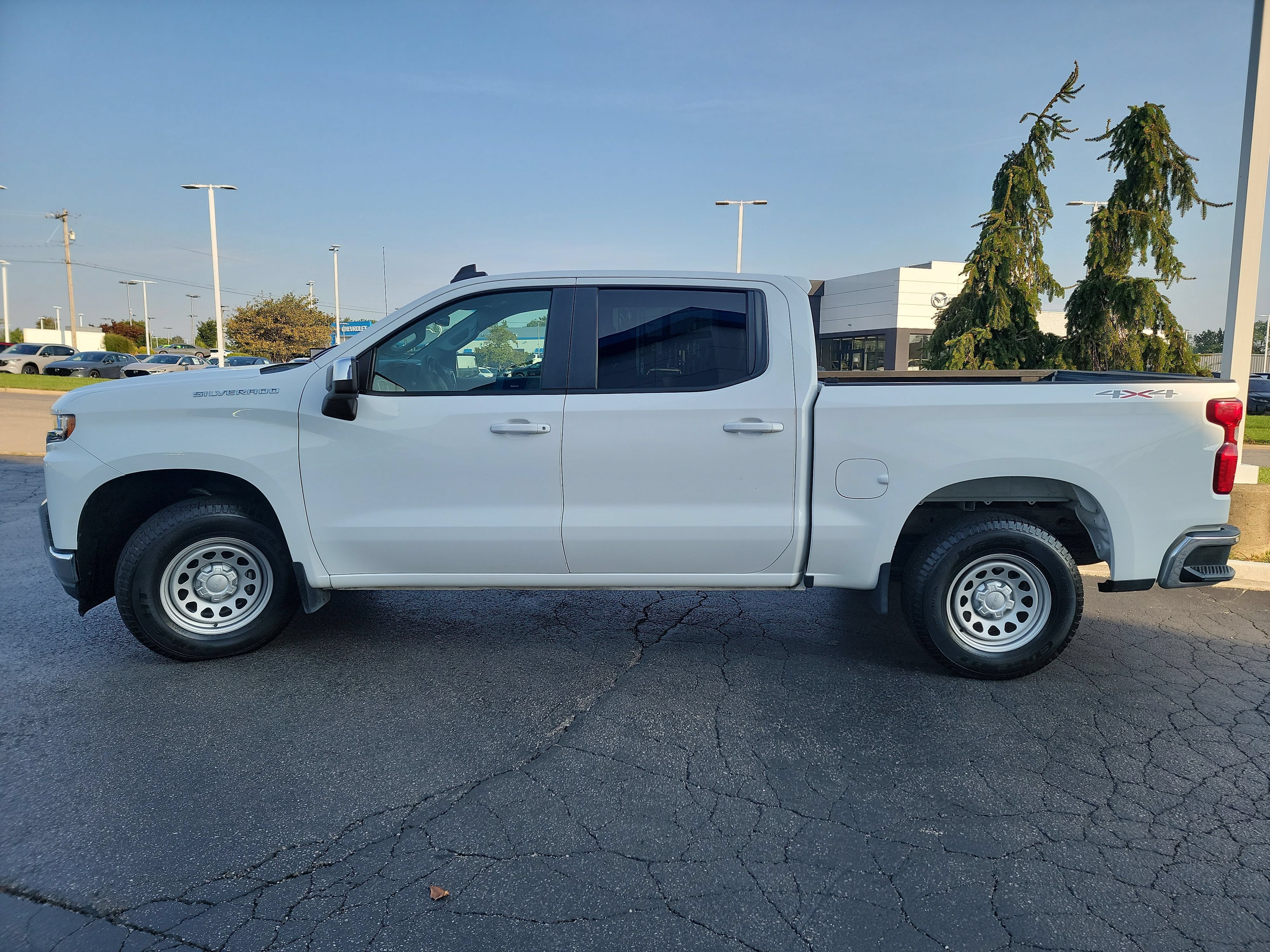 Used 2020 Chevrolet Silverado 1500 LT AWD/4WD image 4