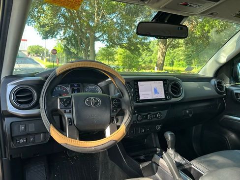 Used 2020 Toyota Tacoma SR5 RWD image 12