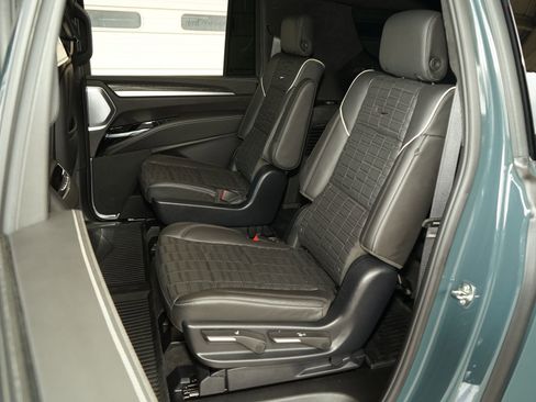 Used 2025 Cadillac Escalade ESV V AWD/4WD image 20