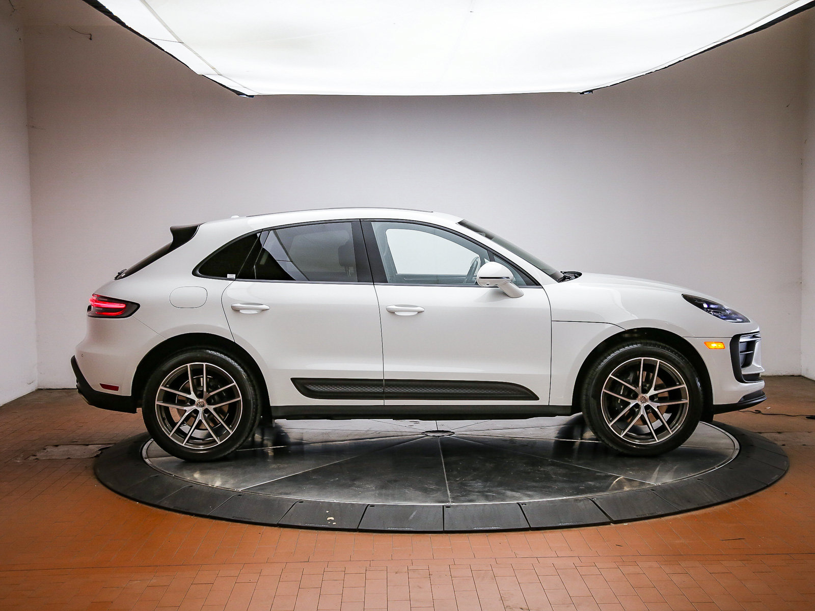 Certified 2026 Porsche Macan AWD/4WD image 8