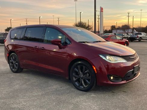 Used 2019 Chrysler Pacifica Touring Plus w/ Advanced Safetytec Group image 2