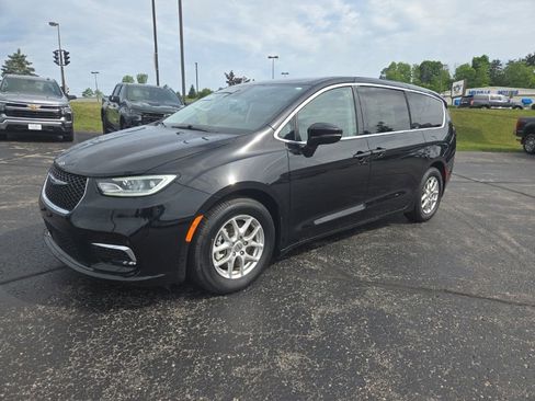 Used 2024 Chrysler Pacifica Touring-L FWD image 7