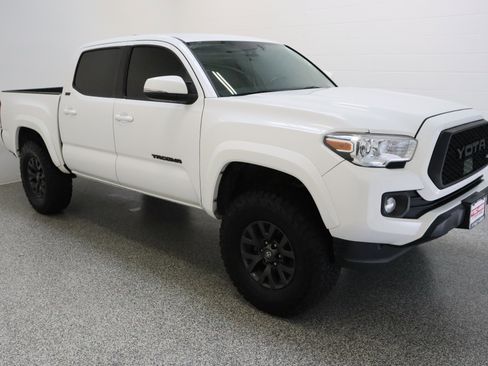 Used 2022 Toyota Tacoma SR5 w/ Technology Package RWD image 4