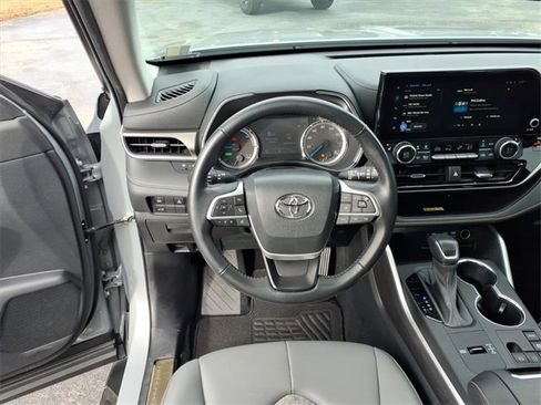 Used 2023 Toyota Highlander Bronze Edition image 11