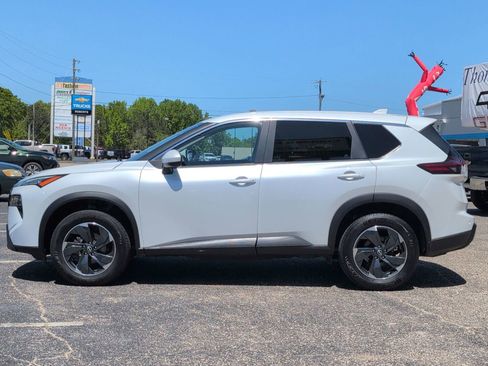 Used 2024 Nissan Rogue SV image 2