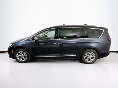 Used 2021 Chrysler Pacifica Limited w/ Uconnect Theater Family Group image 8