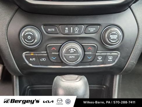 Used 2019 Jeep Cherokee Limited AWD/4WD image 20