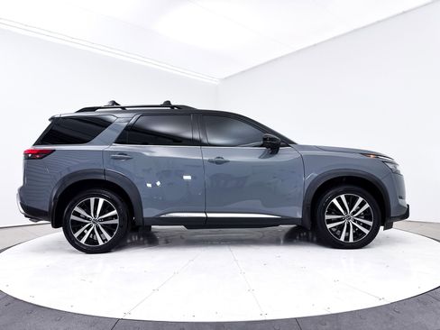 Used 2024 Nissan Pathfinder Platinum image 43