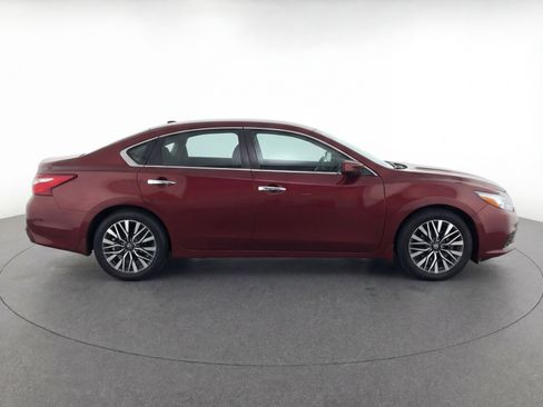 Used 2024 Nissan Altima 2.5 SV FWD image 11