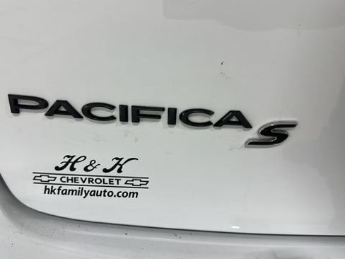 Used 2024 Chrysler Pacifica Limited FWD image 35