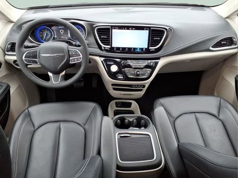Used 2023 Chrysler Pacifica Touring-L image 11