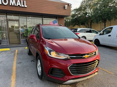 Used 2019 Chevrolet Trax LT w/ LT Convenience Package FWD image 3