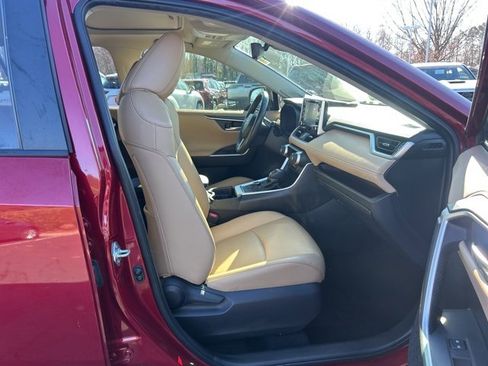 Used 2020 Toyota RAV4 Limited image 17