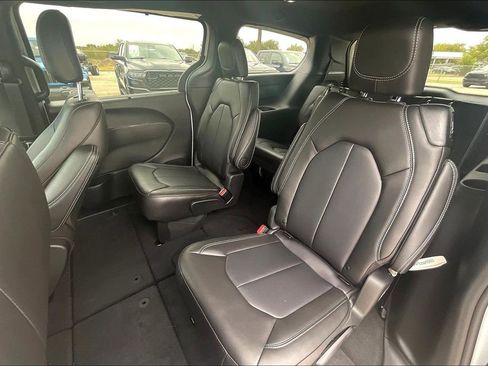 New 2026 Chrysler Pacifica Select image 18