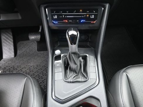 Used 2024 Volkswagen Tiguan SE FWD image 13