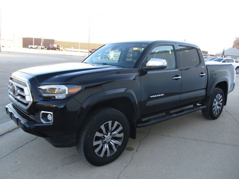 Used 2023 Toyota Tacoma Limited image 3
