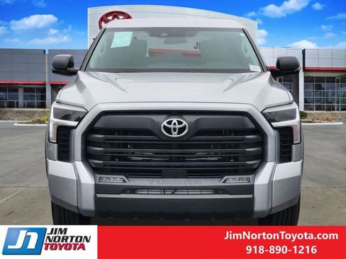 Used 2022 Toyota Tundra SR5 w/ SR5 Convenience Package AWD/4WD image 2