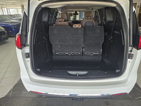 Used 2018 Chrysler Pacifica Limited image 38