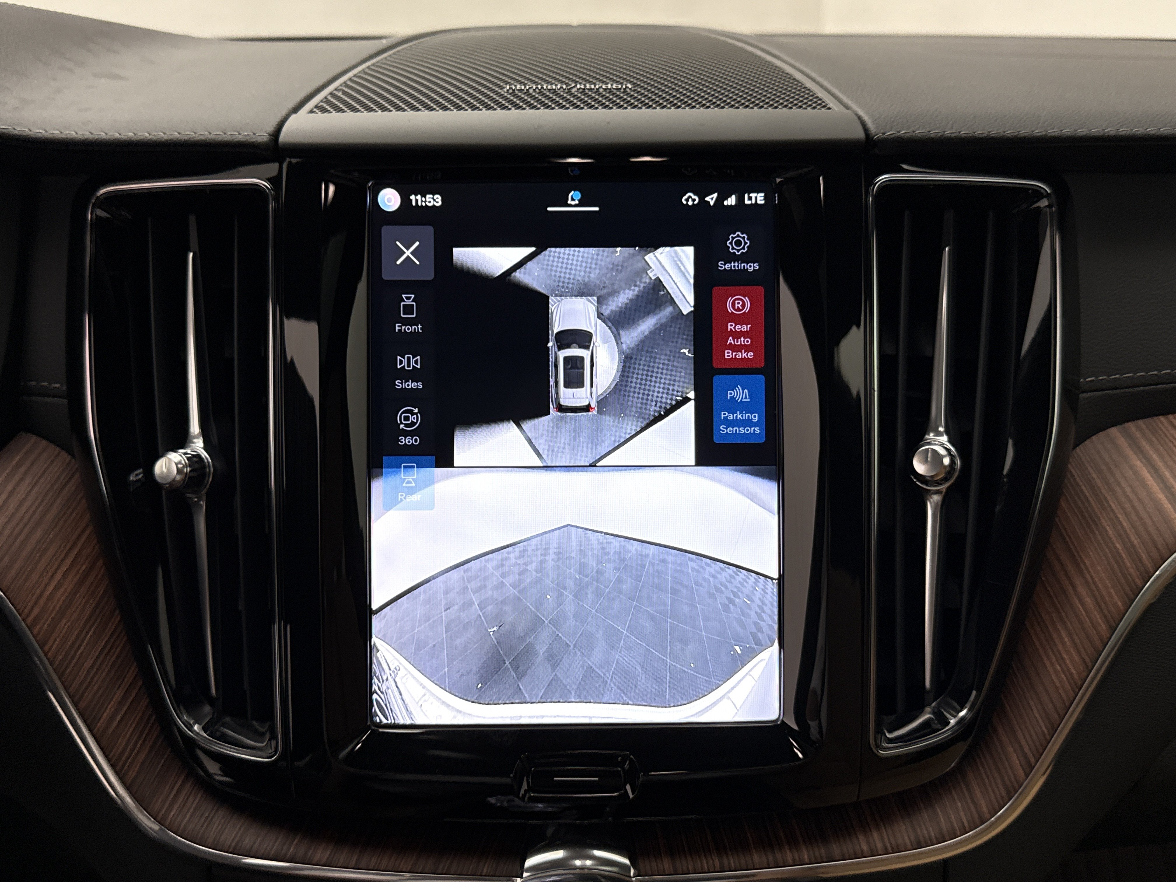 Certified 2025 Volvo XC60 B5 Ultra w/ Protection Package Premier AWD/4WD image 21