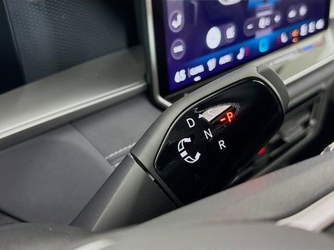 New 2025 Volkswagen Tiguan SE image 17