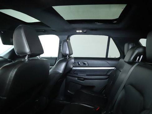Used 2018 Ford Explorer XLT w/ Equipment Group 202A FWD image 16