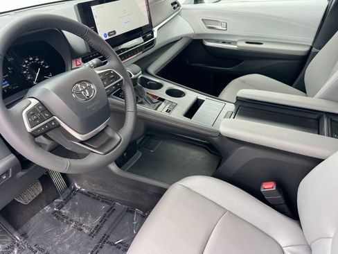 Used 2026 Toyota Sienna XLE image 12