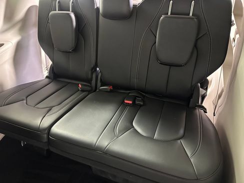 Used 2023 Chrysler Pacifica Touring-L AWD/4WD image 26