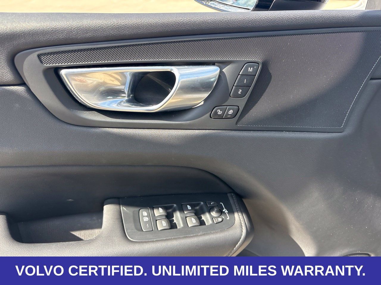Used 2025 Volvo XC60 B5 Plus AWD/4WD image 17