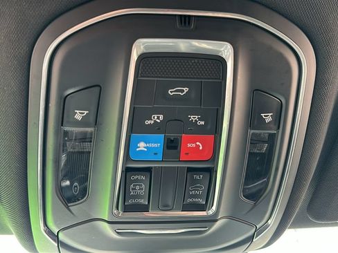 Used 2025 Jeep Grand Cherokee Altitude AWD/4WD image 24