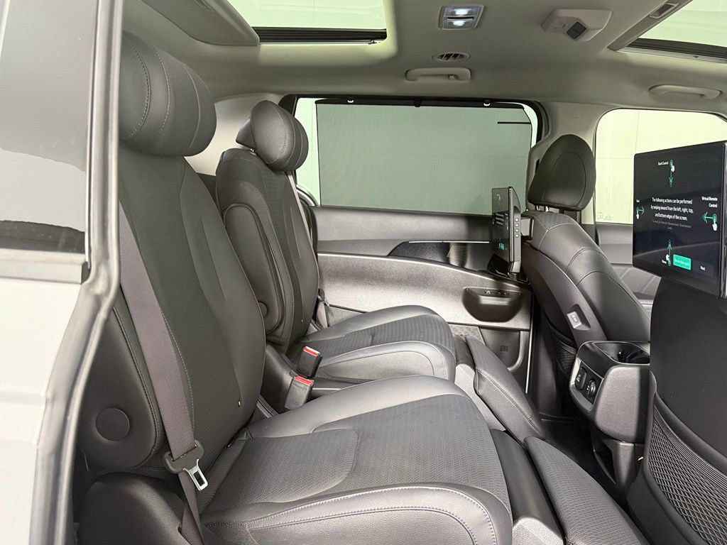 Used 2025 Kia Carnival SX Prestige FWD image 24