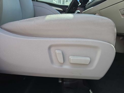 Used 2019 Toyota Highlander XLE AWD/4WD image 20