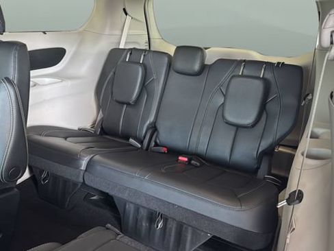 Used 2022 Chrysler Pacifica Touring-L FWD image 21