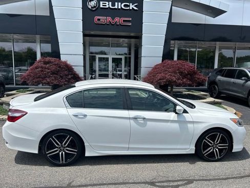 Used 2017 Honda Accord Sport image 2