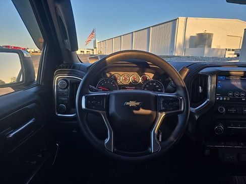 Used 2020 Chevrolet Silverado 1500 LT image 2