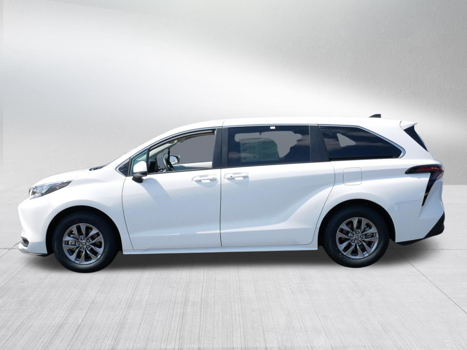 Certified 2026 Toyota Sienna LE FWD image 4