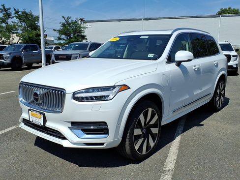 Used 2024 Volvo XC90 T8 Plus w/ Protection Package Premier AWD/4WD image 3