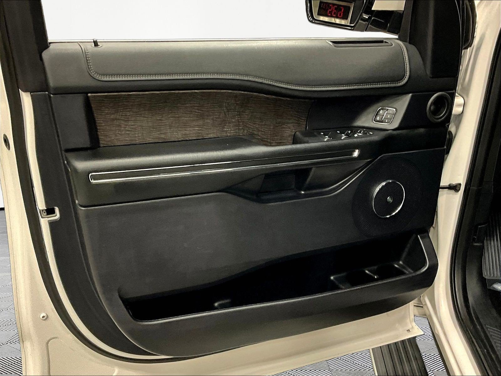 Used 2019 Ford Expedition Limited w/ Equipment Group 302A AWD/4WD image 20