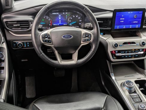 Used 2021 Ford Explorer XLT w/ Equipment Group 202A image 4