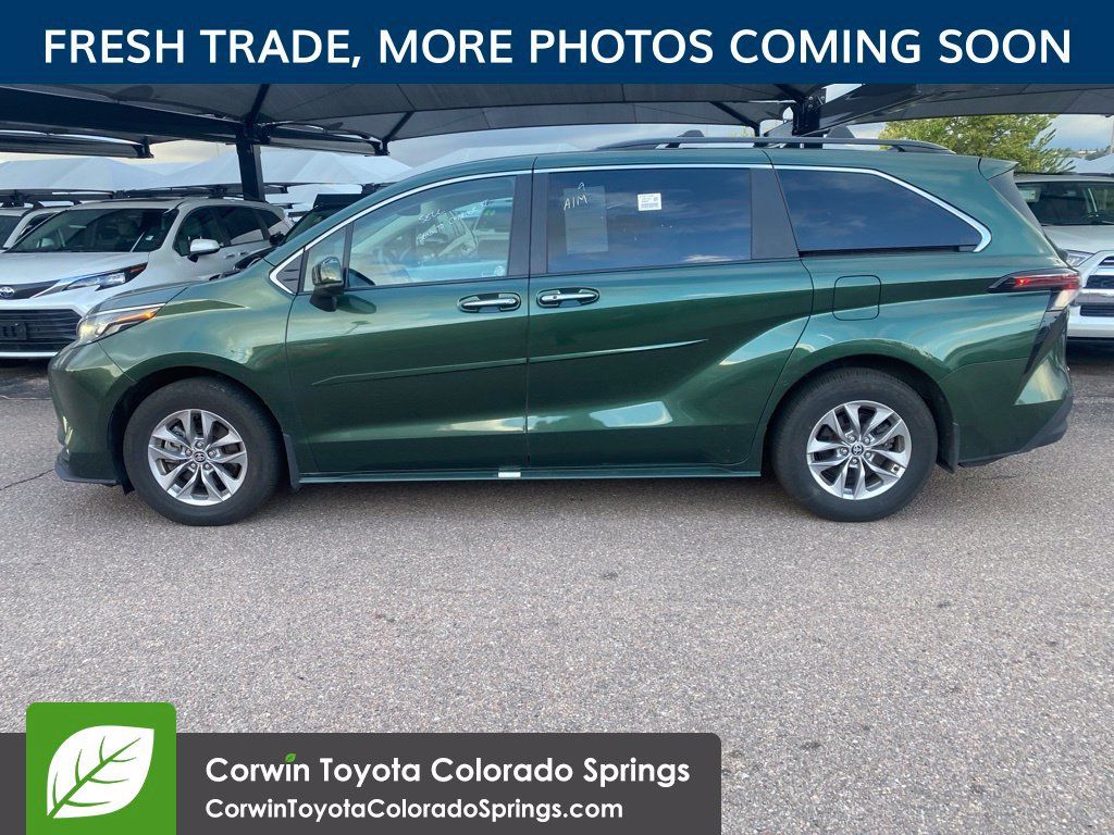 Used 2025 Toyota Sienna XLE AWD/4WD image 5