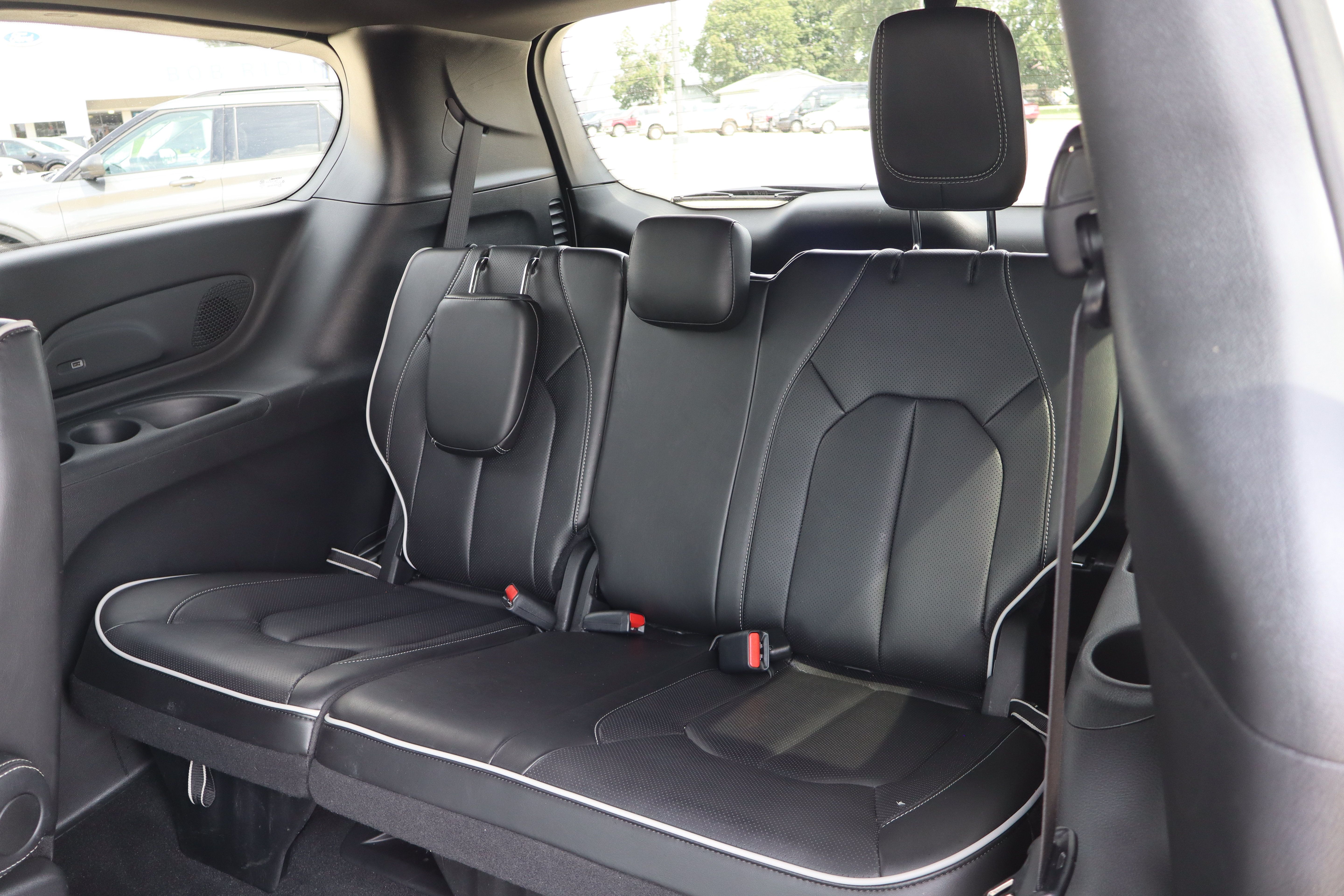 Used 2026 Chrysler Pacifica Limited FWD image 11