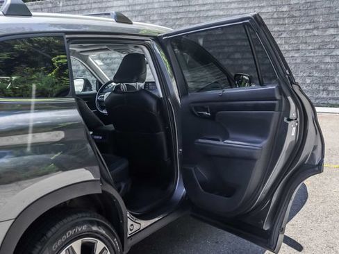 Used 2022 Toyota Highlander XLE AWD/4WD image 18